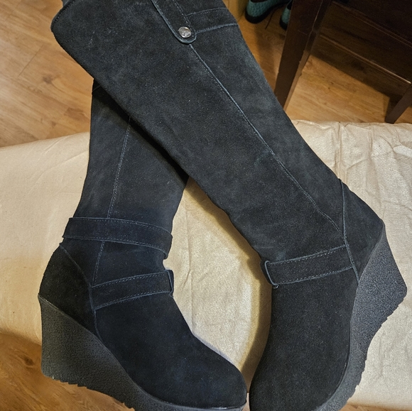 BEARPAW Tall Suede Wedge Boots, Thick Wool Lining and Sheepskin Footbed. - Picture 3 of 9